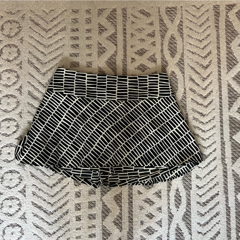 Express Monochrome Graphic Shorts